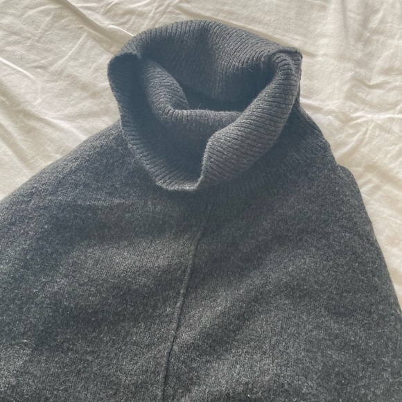 Oversized H&M Turtleneck - Picture 2 of 4